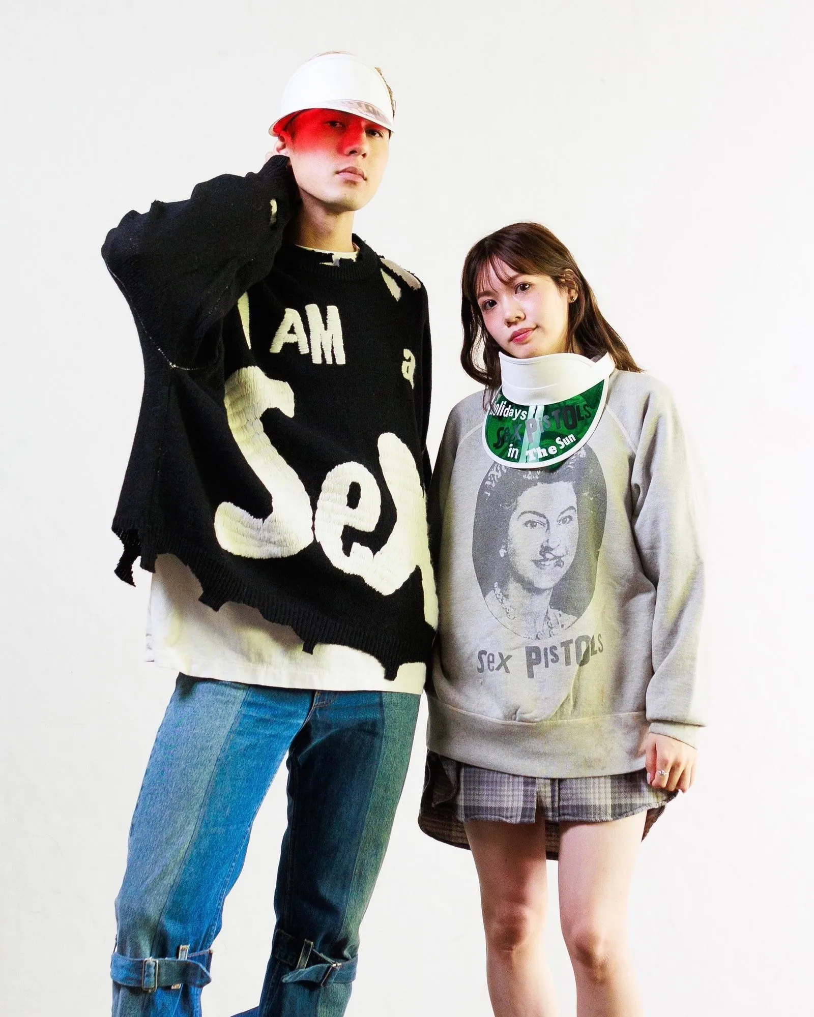 SAINT Mxxxxxx x SEX PISTOLS QUEEN SP_CREW SWT/GRAY band co-branded retro sweatshirt Queen's distressed sweatshirt with holes Distressed gray S-XL Retro distressed distressed hole wash treatment Hand-made graffiti treatment Factory four-needle six-thread boneless sewing Correct co-branded collar label/correct fruit label/wash water label/little angel label